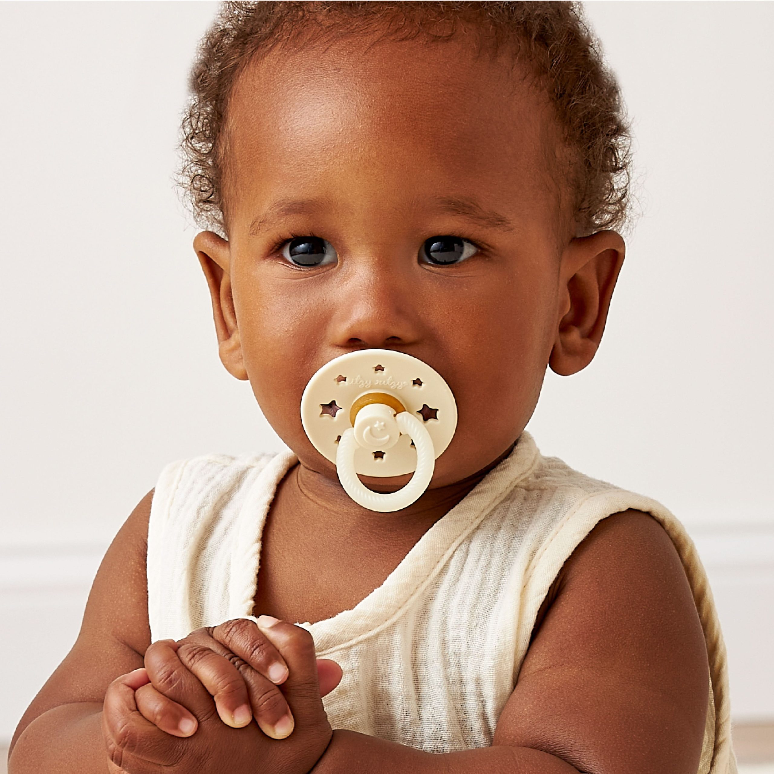 Itzy Soother™ Glow in the Dark Natural Rubber Pacifier - 6-18M - Image 3