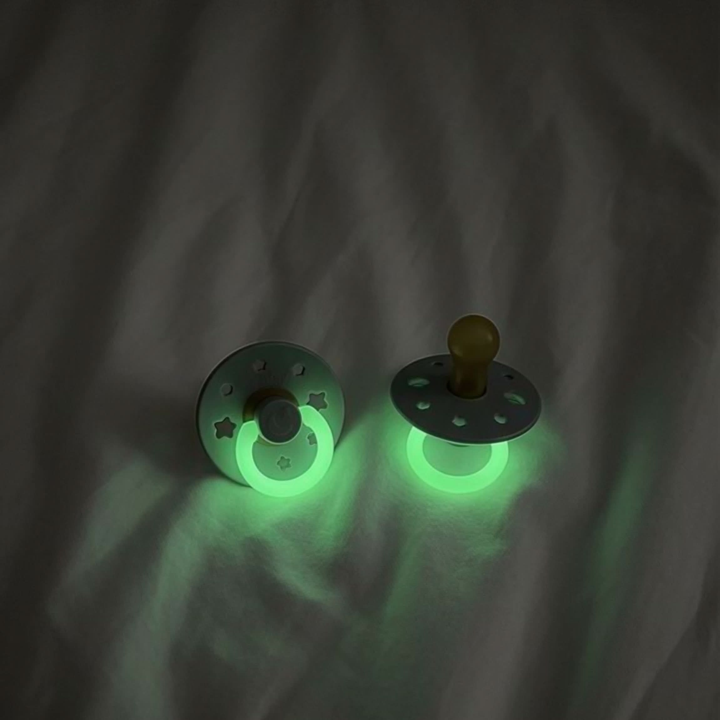 Itzy Soother™ Glow in the Dark Natural Rubber Pacifier - 0-6M - Image 4